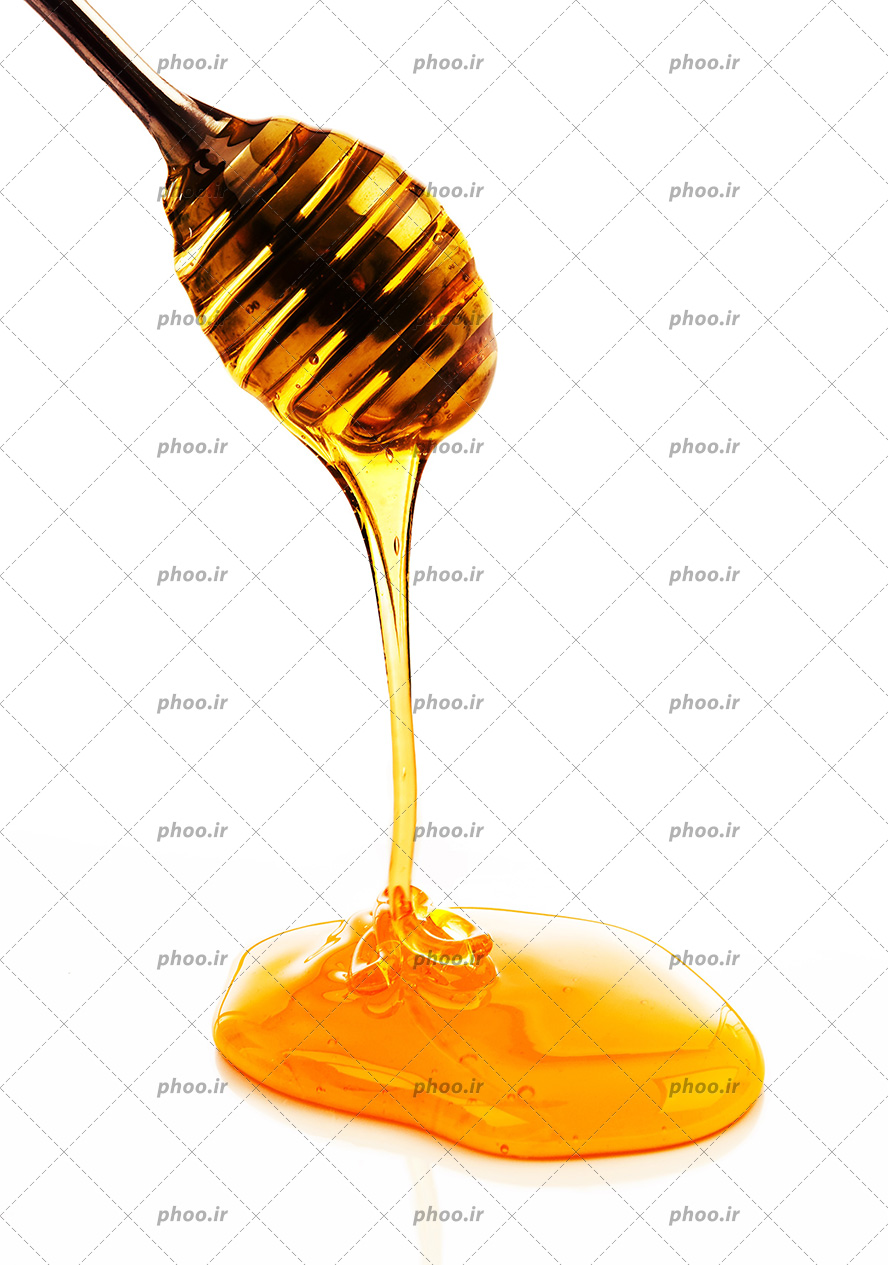 عکس با کیفیت عسل در حال ریخته شدن از قاشق چوبی عسل در بک گراند سفید