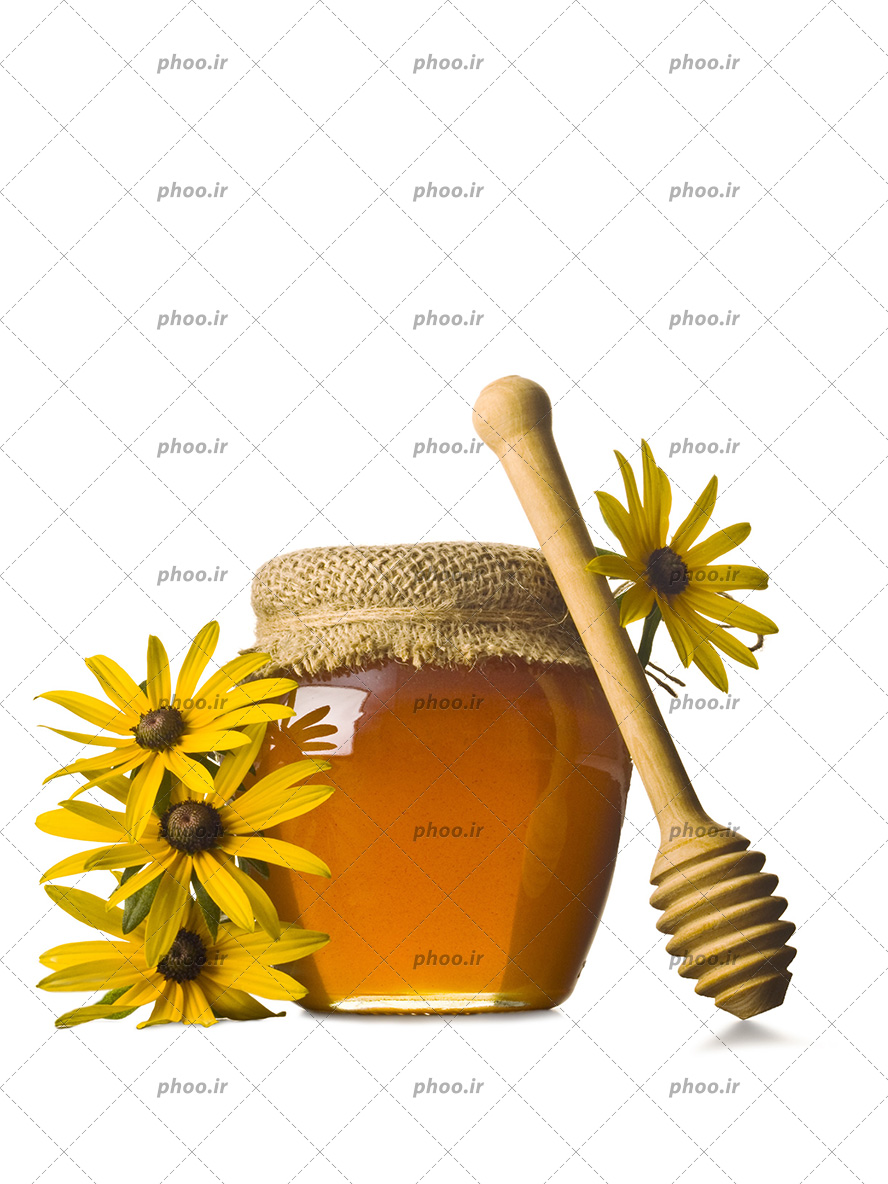 عکس با کیفیت شیشه عسل در کنار گل های زیبا به رنگ زرد و قاشق چوبی عسل در کنارش