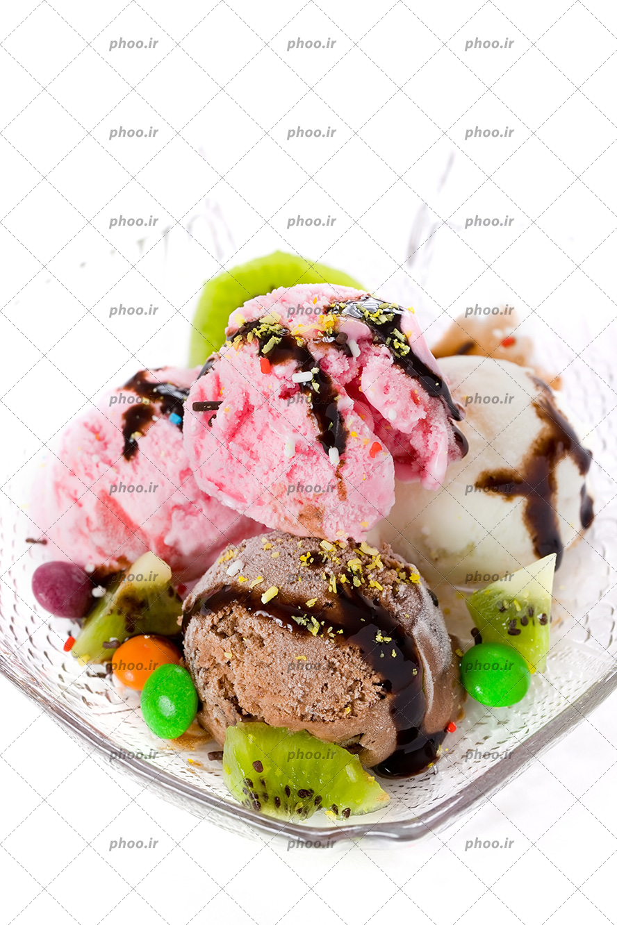 عکس با کیفیت بستنی وانیلی و شکلاتی و توت فرنگی در ظرف و تزئین شده با کیوی و اسمارتیز رنگی