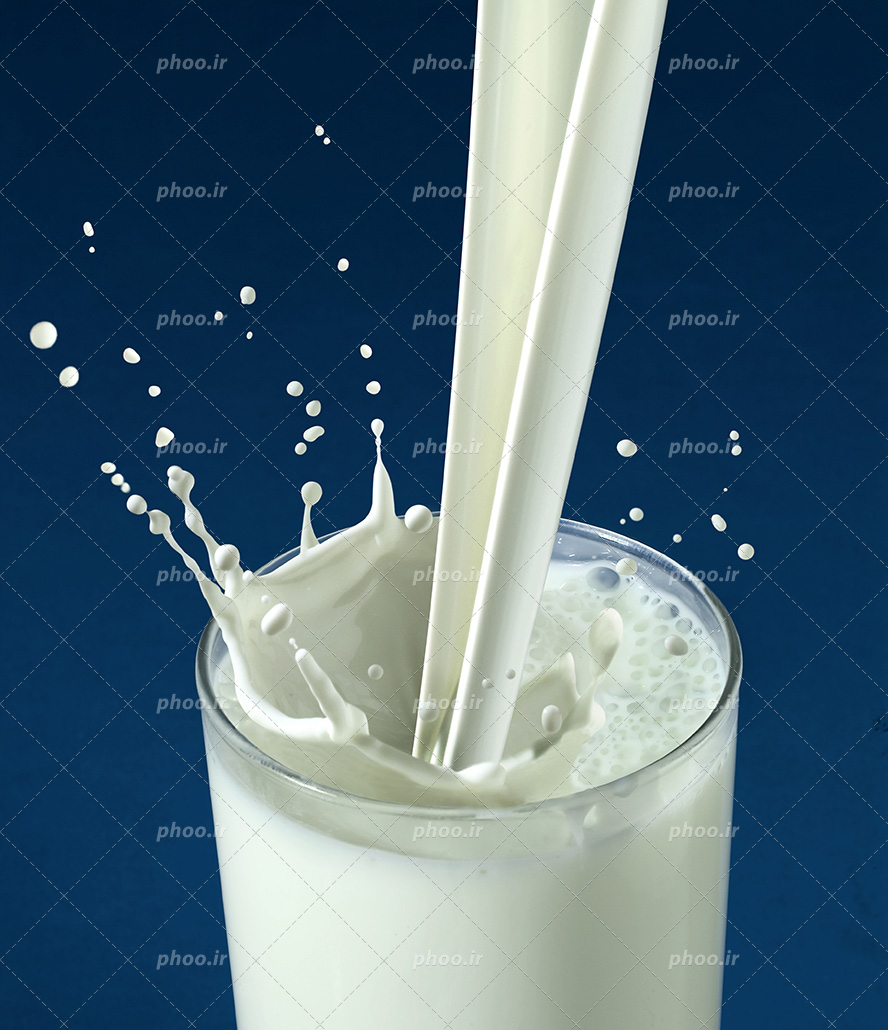 عکس با کیفیت در حال ریختن شیر داخل لیوان و لیوان پر شده از شیر در بک گراند سرمه ای