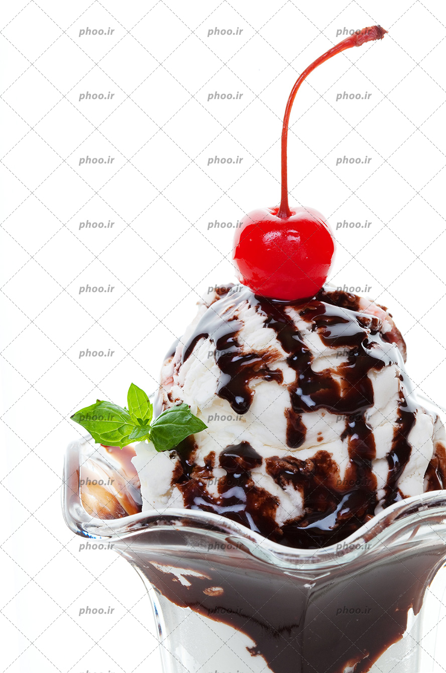 عکس با کیفیت بستنی وانیلی با تزئین سس شکلات و یک آلبالو و چند پر نعناع داخل لیوان زیبا