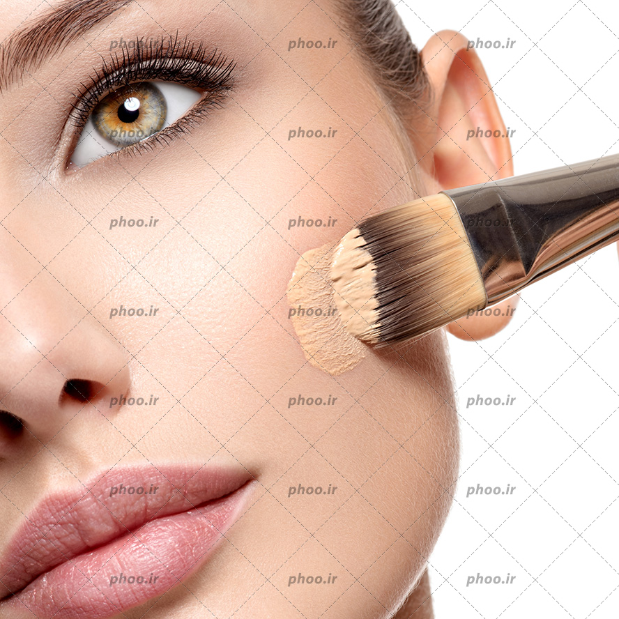 عکس با کیفیت زن با چشم های زیبا در حال استفاده از براش و کرم سفید کننده پوست