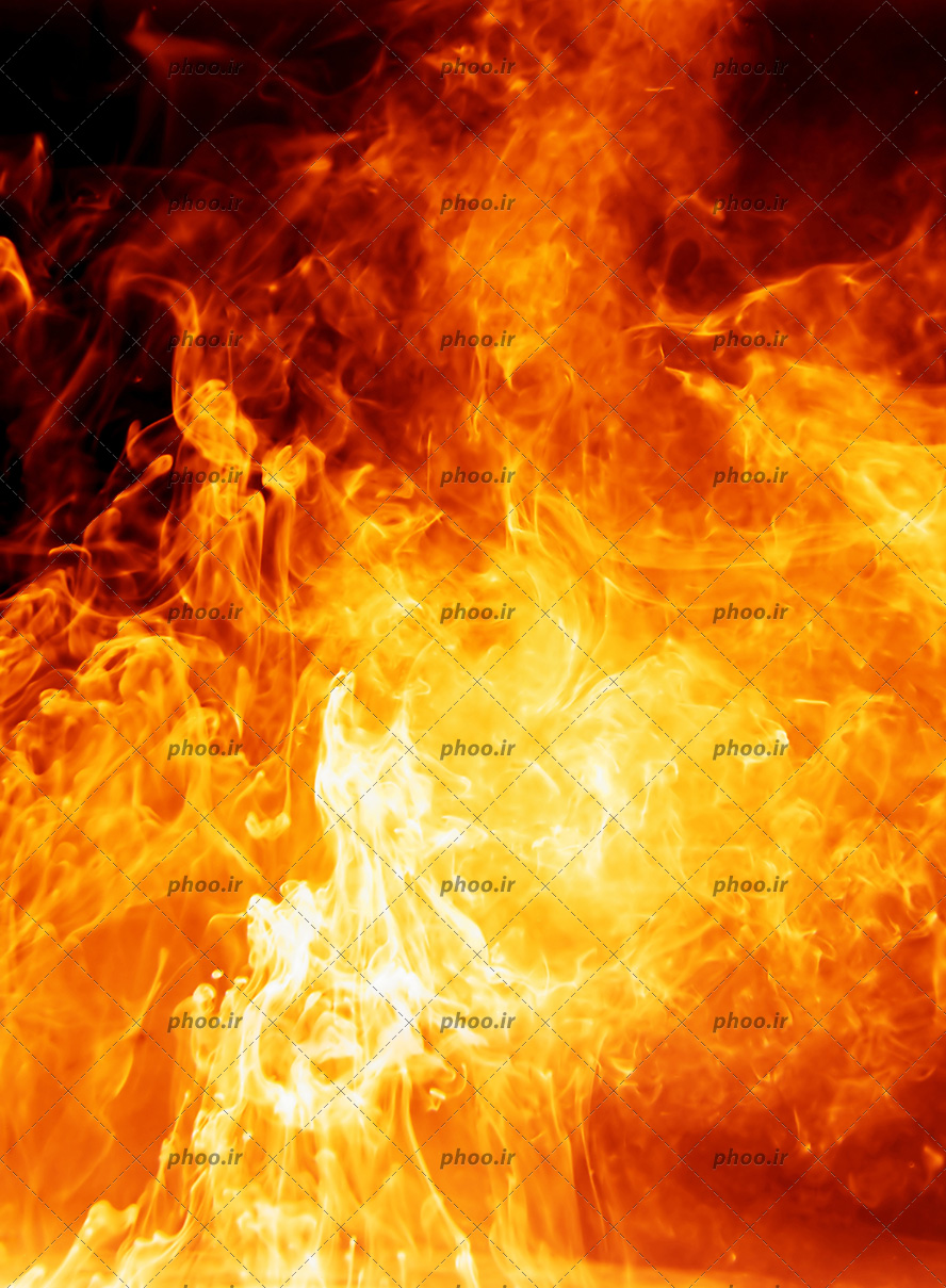 عکس با کیفیت شعله های خطرناک آتش از نمای نزدیک در بکگراند مشکی
