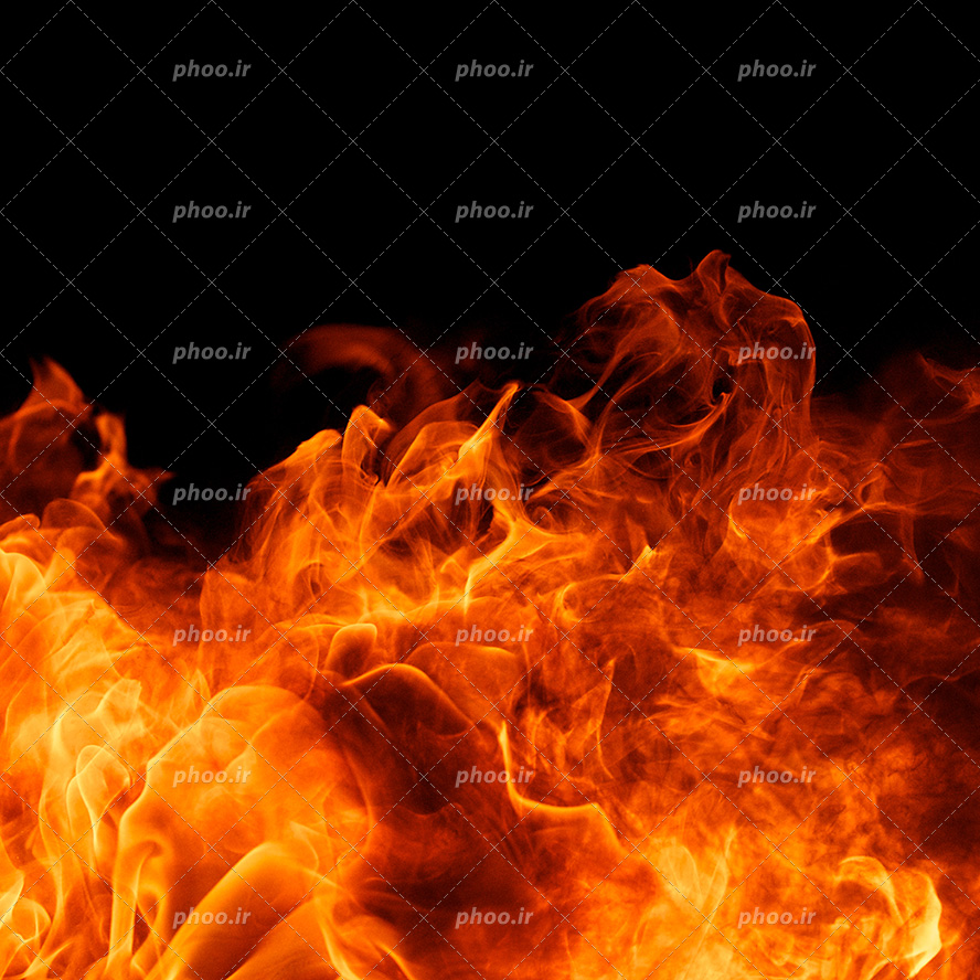 عکس با کیفیت زبانه کشیدن شعله های آتش از نمای نزدیک در بکگراند مشکی