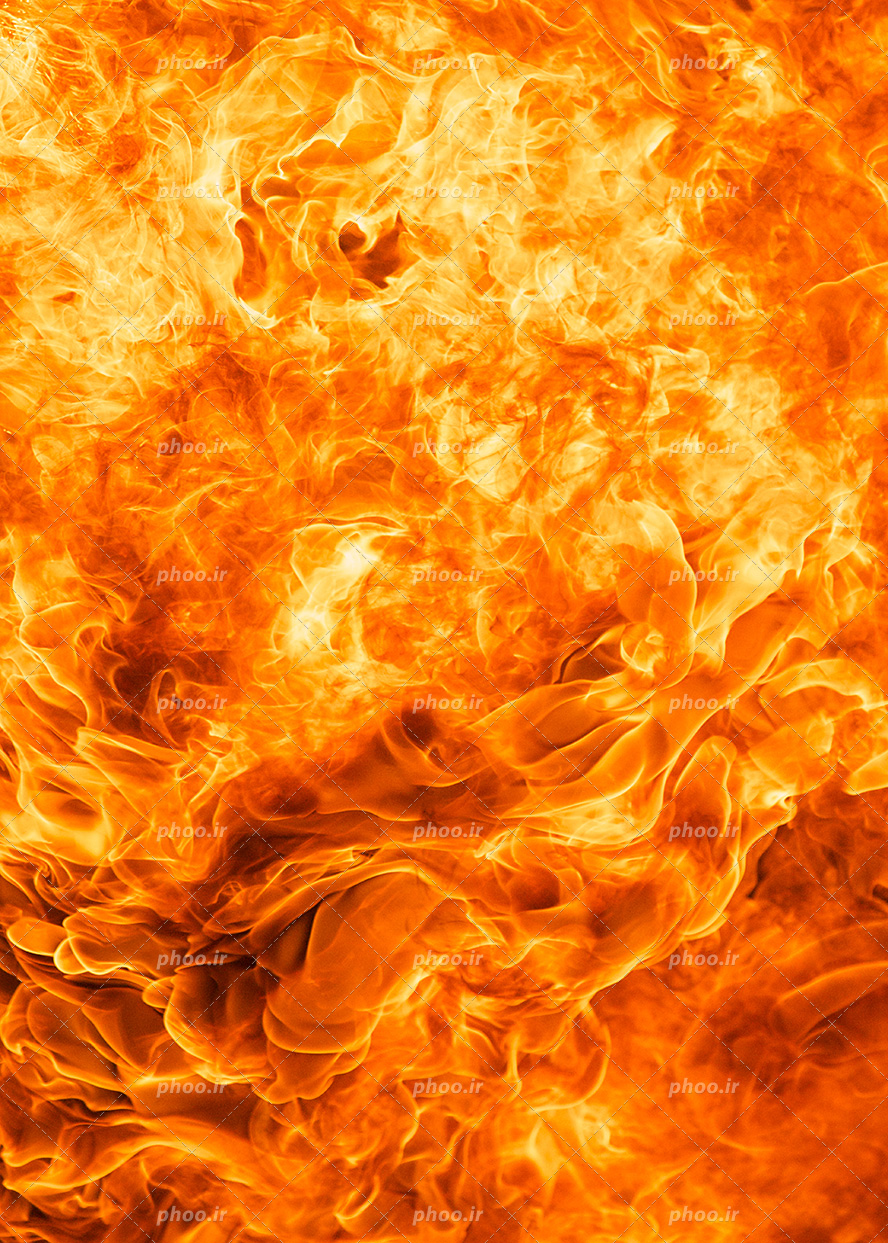عکس با کیفیت زبانه کشیدن شعله ی داغ آتش و در حال سوزاندن