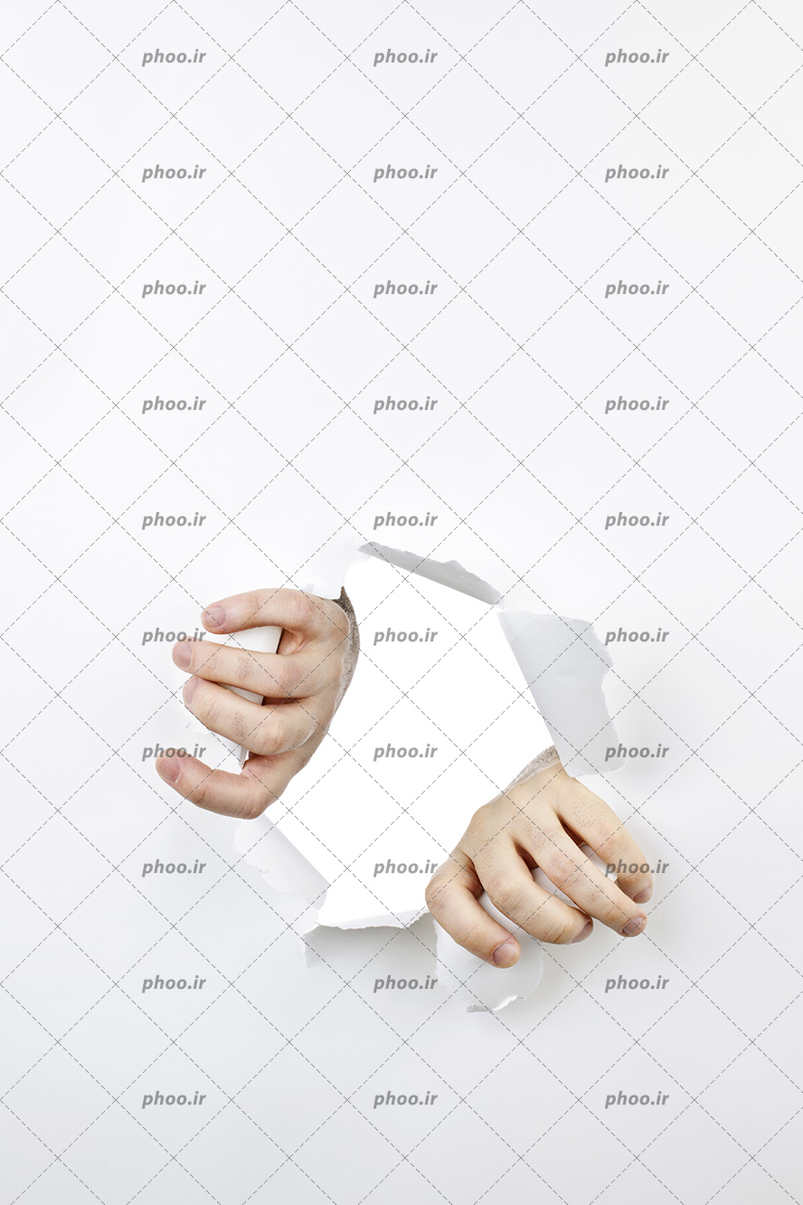 عکس با کیفیت دو دست در حال پاره کردن دیواری از جنس کاغذ