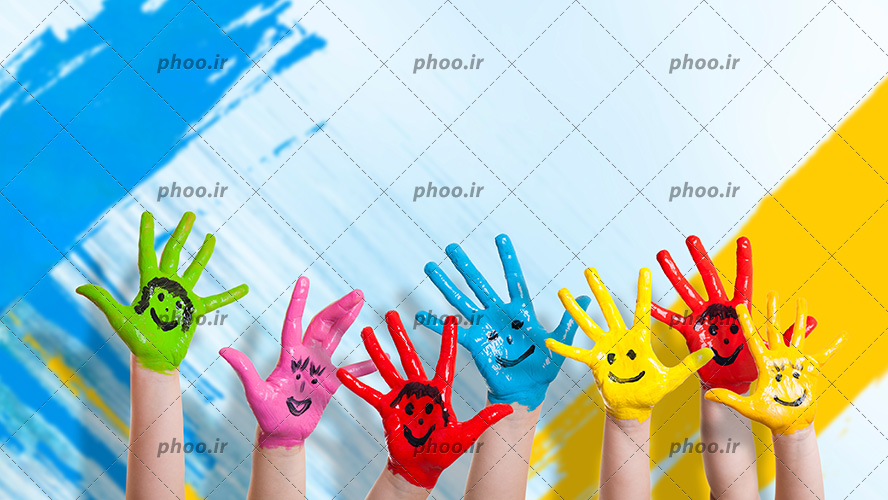 عکس با کیفیت دست های رنگارنگ و شکل صورت کف دست ها و در کنار یکدیگر در پس زمینه آبی و زرد