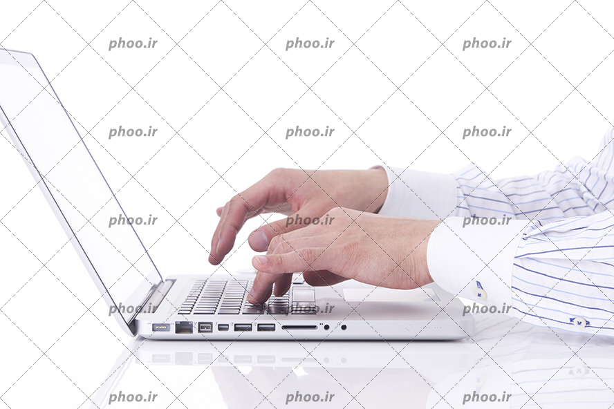 عکس با کیفیت مرد در حال کار کردن با لپ تاپ به رنگ سفید