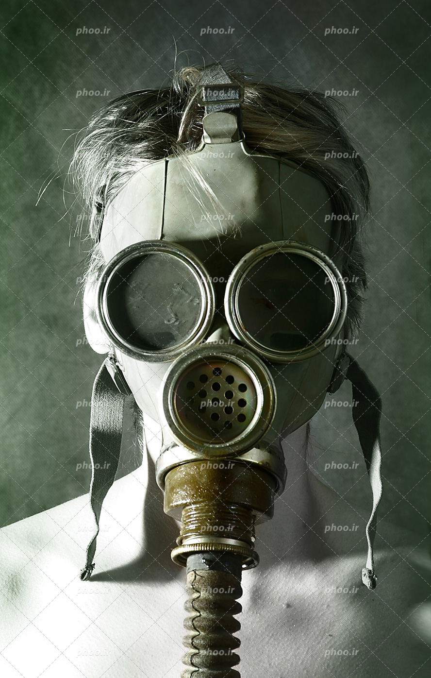 عکس با کیفیت ماسک ضد شیمیایی بر روی صورت مرد از نمای نزدیک