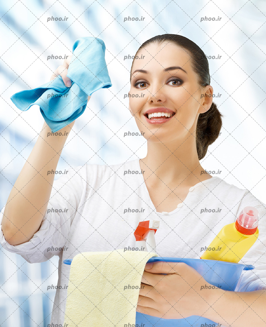عکس با کیفیت زن نظافتچی با لباس سفید و سطل آبی با مواد شوینده و دستمال در دست