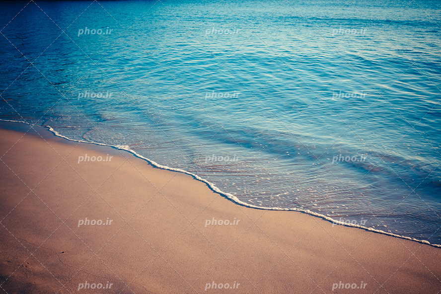 عکس با کیفیت ساحل با دریای آبی و تمیز و آرام