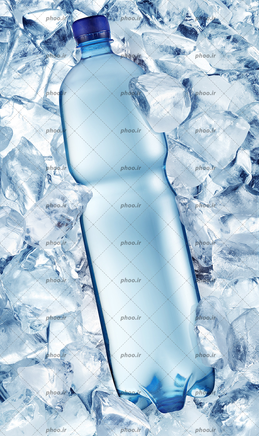 عکس با کیفیت شیشه ی آب معدنی بر روی تکه های یخ