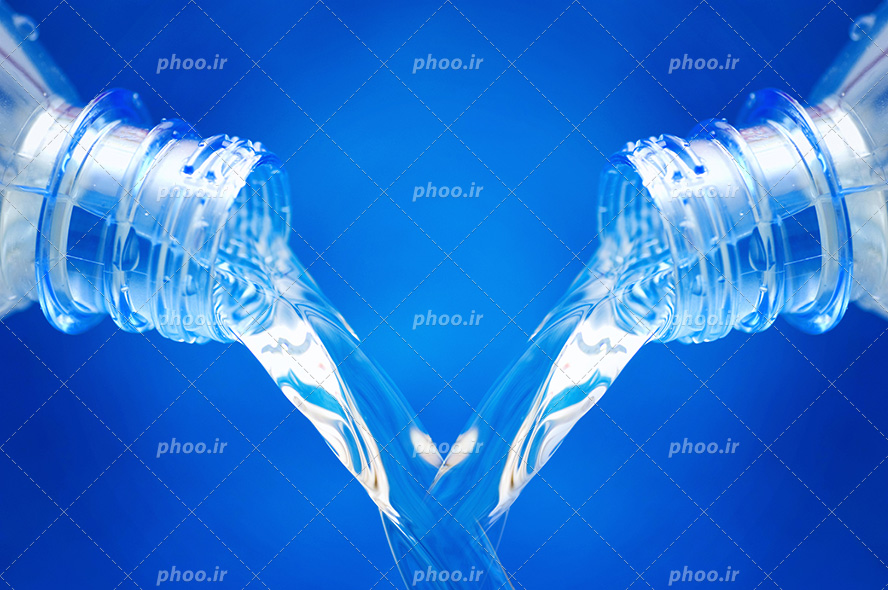 عکس با کیفیت دو شیشه آب معدنی در کنار یکدیگر در حال خالی شدن از نمای نزدیک و پس زمینه به رنگ آبی