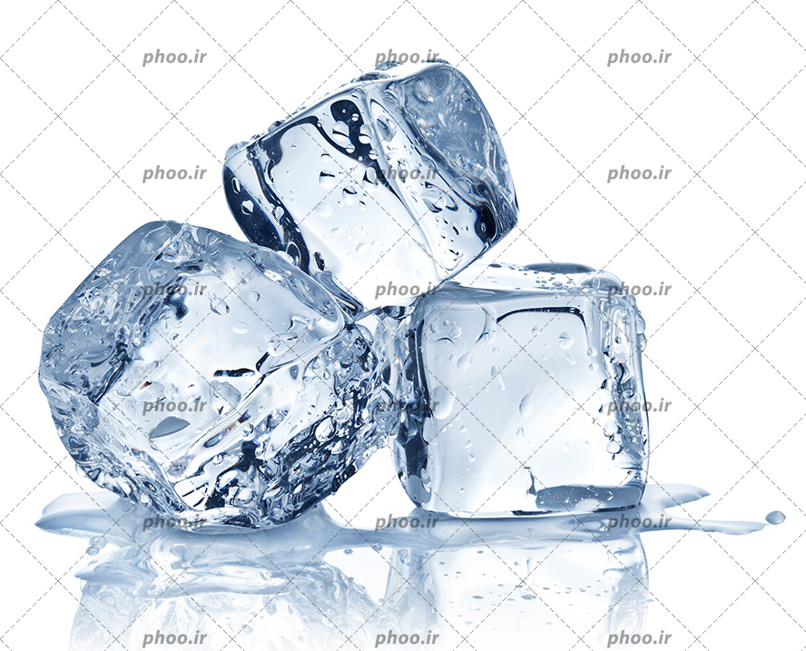 عکس با کیفیت سه تکه یخ شفاف در پس زمینه سفید در کنار یکدیگر در حال ذوب شدن