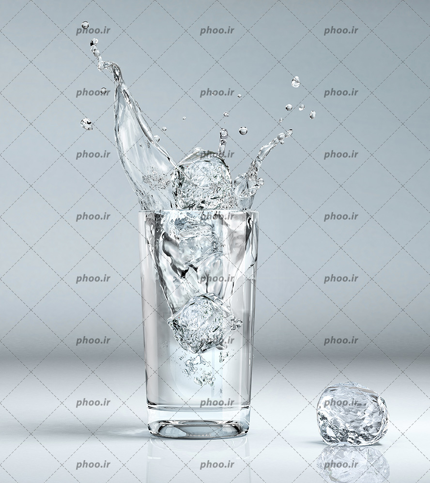 عکس با کیفیت سقوط کردن یک تکه یخ در لیوان آب و بیرون ریختن قطره های آب از لیوان و یک تکه یخ شفاف در کنار لیوان