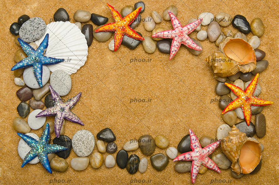 عکس با کیفیت سنگ ها و ستاره های دریایی و صدف ها در کنار یکدیگر به شکل قاب