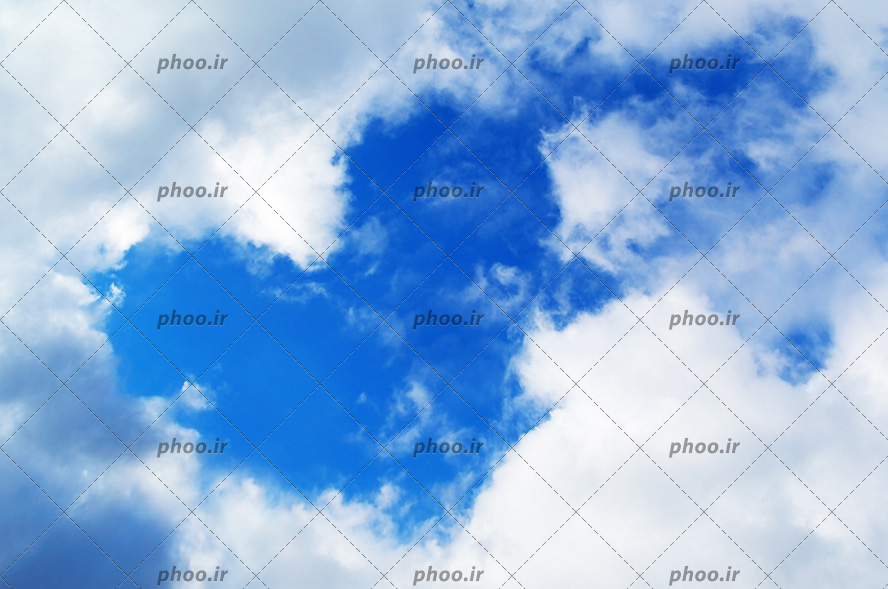 عکس با کیفیت ابر ها در آسمان آبی و پاک به شکل قلب