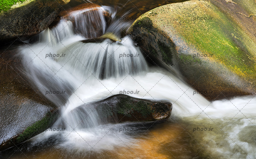 عکس با کیفیت رود خروشان و آب در حال گذر از صخره ها