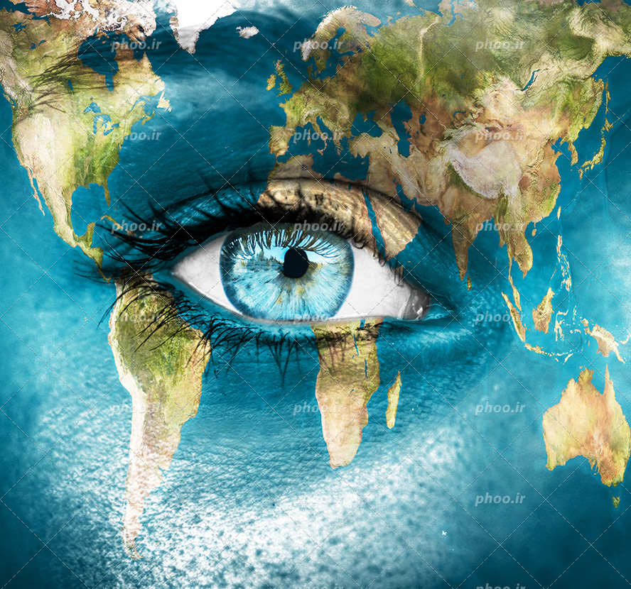 عکس با کیفیت چشم زیبای زن به رنگ آبی و نقشه جهان بر روی پوست او