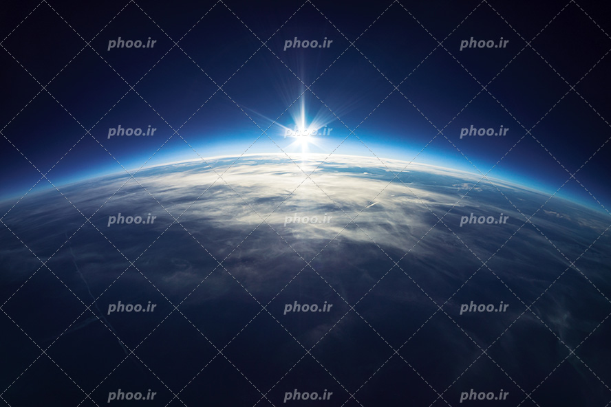 عکس با کیفیت هاله ای نور در اطراف کره ی زمین و درخشش نور خورشید