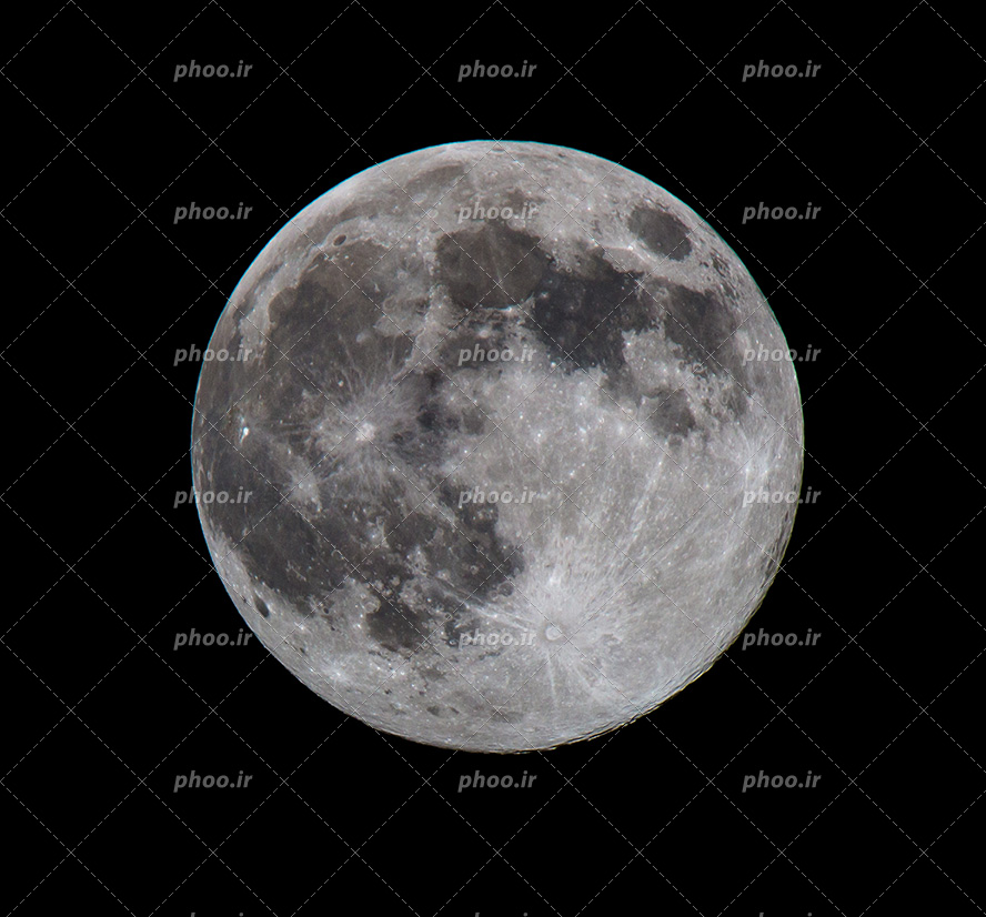 عکس با کیفیت ماه نقره ای رئال با لک های تیره بر روی بدن و نور های درخشان در پس زمینه مشکی