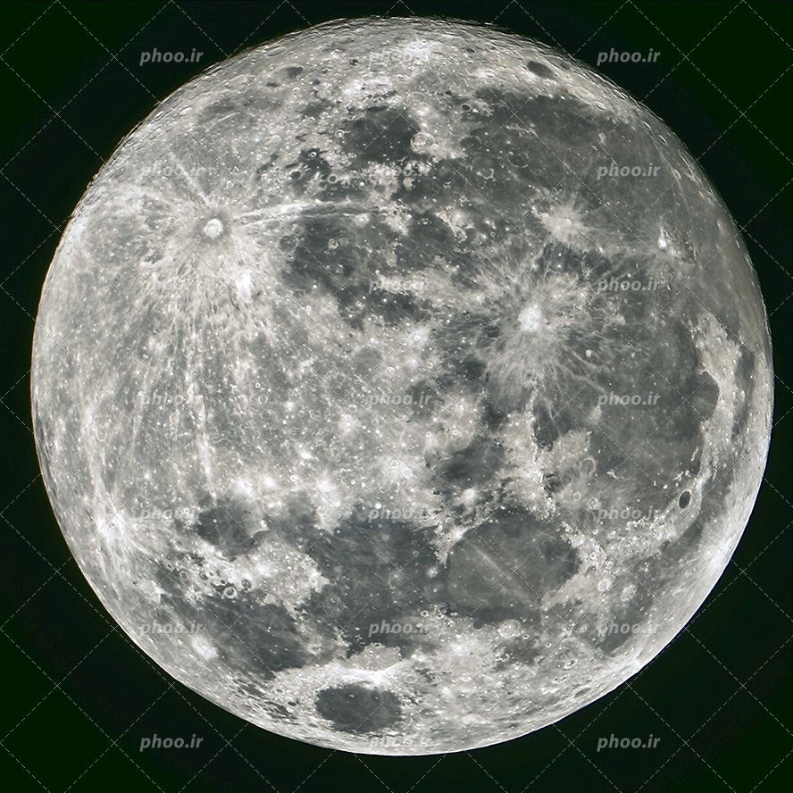 عکس با کیفیت کره ماه نقره ای رنگ و لکه های تیره روشن به شکل درخشان بر روی سطح ماه و پس زمینه به رنگ مشکی