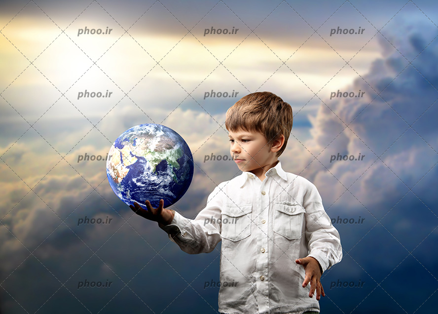 عکس با کیفیت کره زمین در دست کودک زیبا و پس زمینه به شکل آسمان ابری
