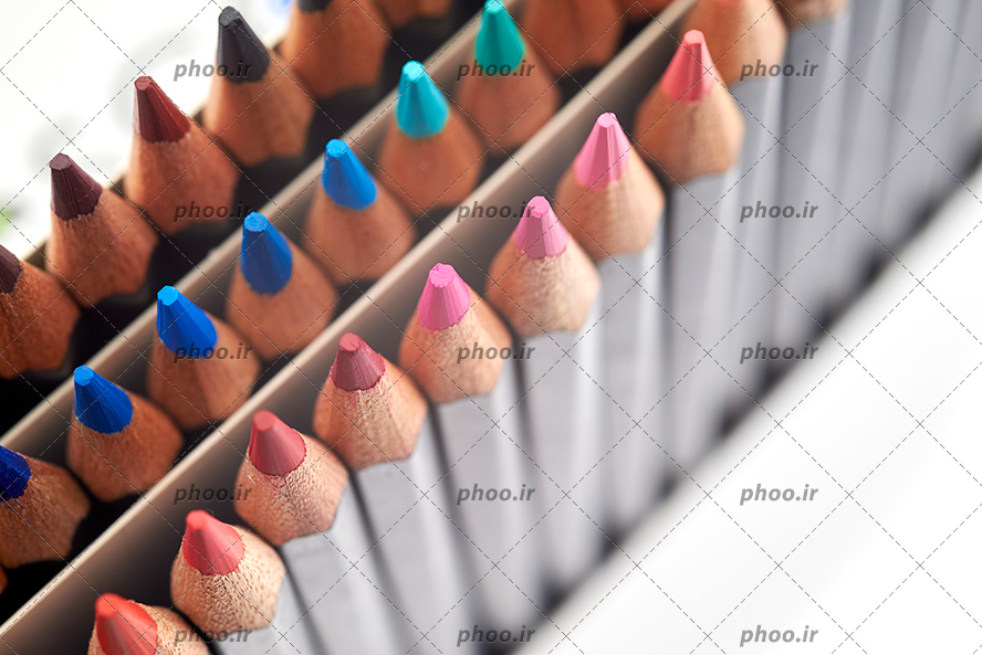 عکس با کیفیت مداد رنگی های زیبا با کنتراست رنگ های سرد و گرم و تیره و روشن داخل جعبه ی مداد رنگی