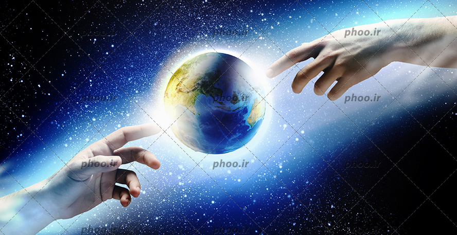 عکس با کیفیت دو دست نورانی شبیه به نقاشی آفرینش آدم اثر میکل آنجلو در حال گرفتن کره زمین نورانی و پس زمینه کهکشان