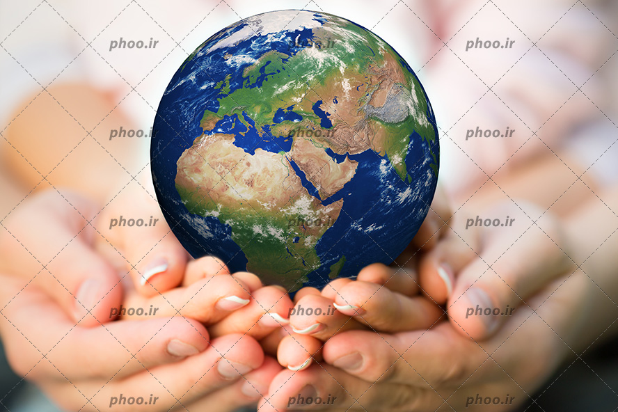 عکس با کیفیت زمین در دستان زن و مرد از نمای نزدیک و نشان دادن خاورمیانه