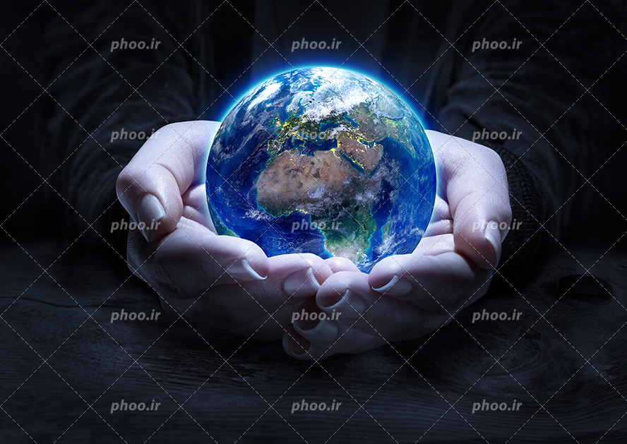 عکس با کیفیت کره زمین در حال نشان دادن قاره آفریقا و اروپا و کره زمین در دستان زن