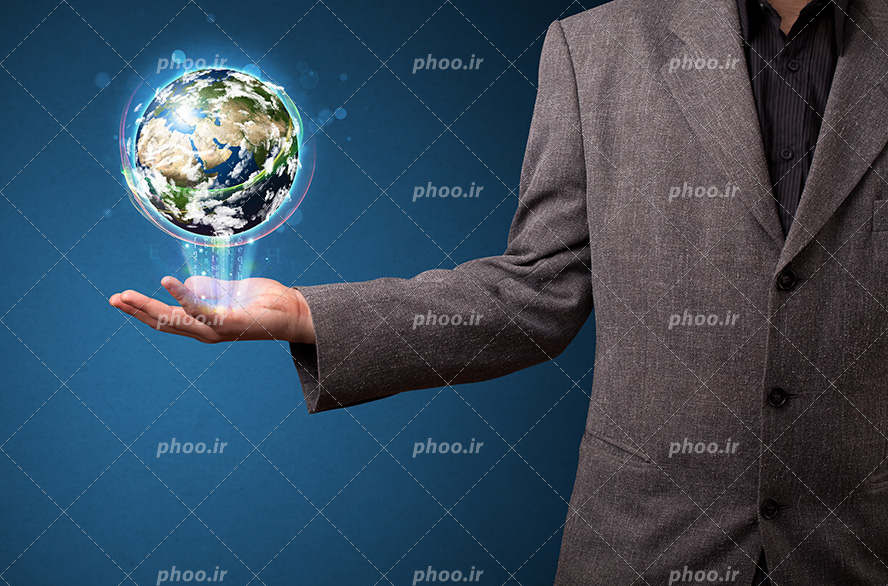عکس با کیفیت مدار های رنگی به دور کره زمین و کره ی زمین در دست مرد با کت شلوار شیک