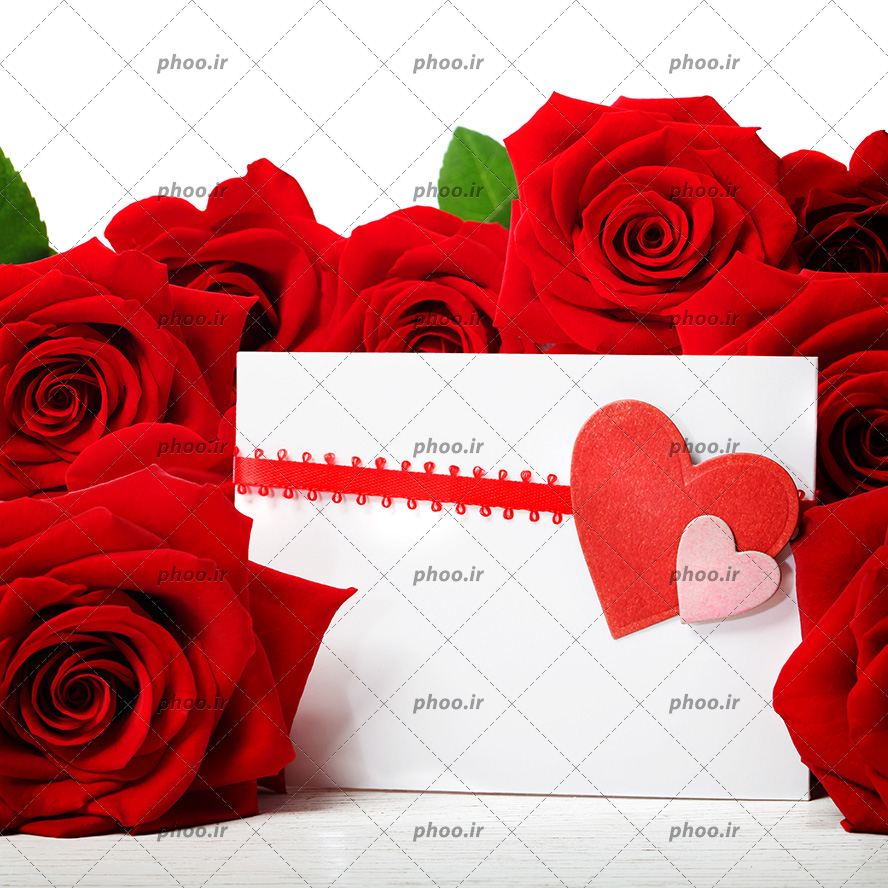 عکس با کیفیت پاکت نامه با تزئین قلب و ربان قرمز در کنار دسته گل رز های قرمز