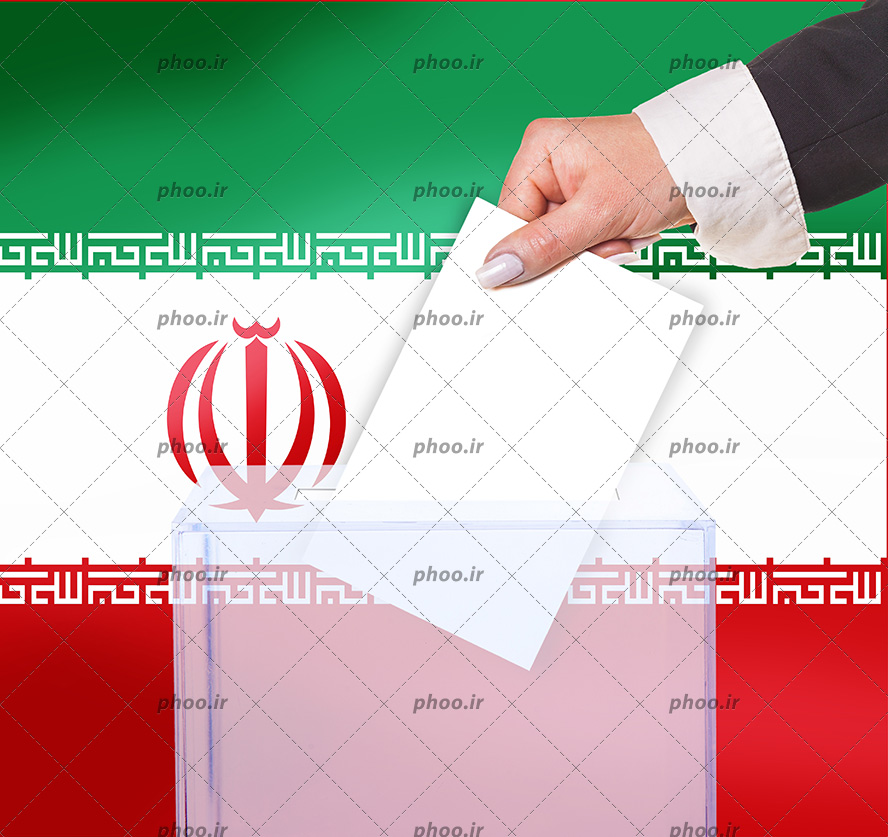 عکس با کیفیت زن در حال انداختن رای خود به داخل صندوق شیشه ای و پرچم ایران در پس زمینه