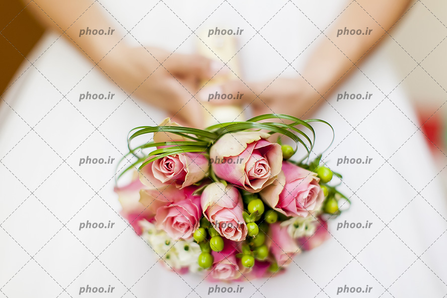 عکس با کیفیت دسته گل زیبا رز صورتی در دست عروس