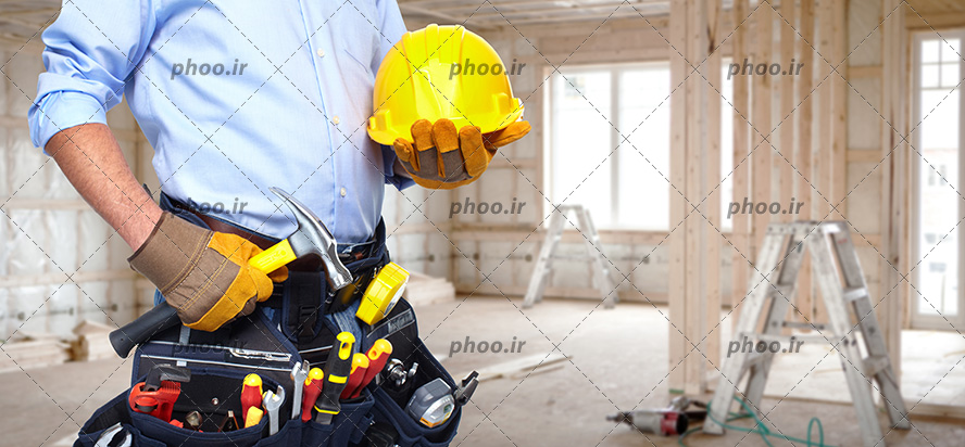 عکس با کیفیت کلاه ایمنی و تجهیزاد برای تعمیرات خانه در دست مهندس تاسیسات مکانیکی ساختمان