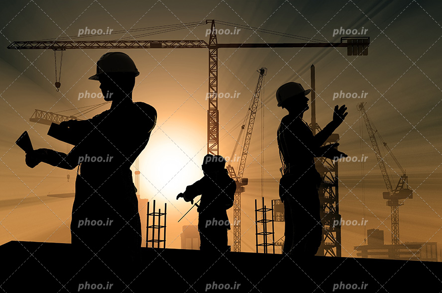 عکس با کیفیت سه مهندس ایستاده بر روی ساختمان های در حال ساخت و غروب آسمان