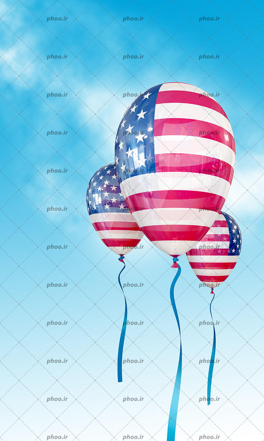 عکس با کیفیت سه بادکنک هلیومی با طرح پرچم آمریکا در آسمان آبی
