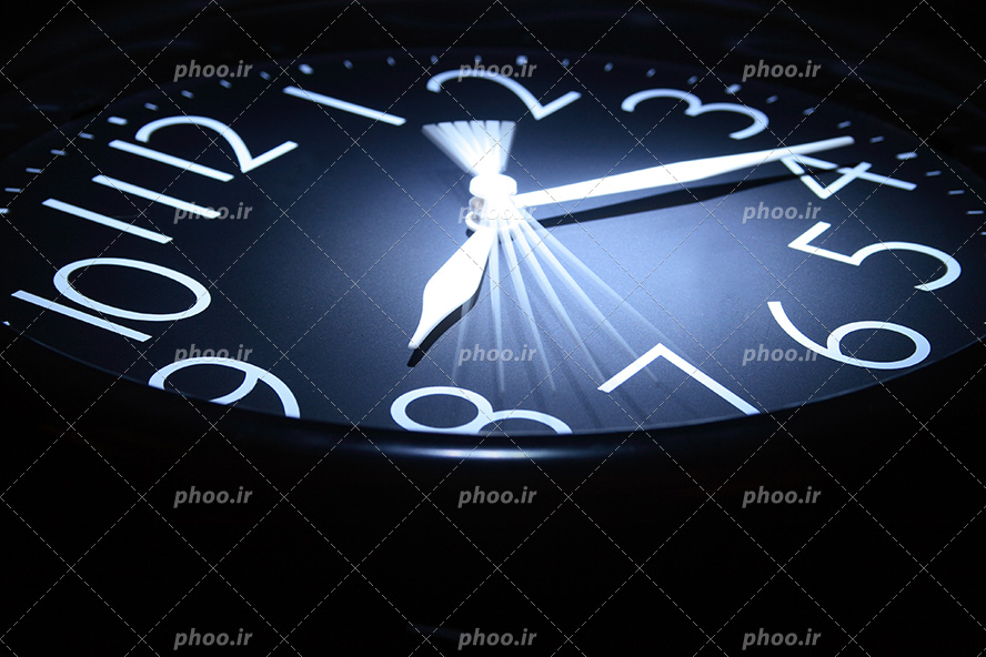 عکس با کیفیت صفحه ساعت مچی و عقربه های ساعت در حال تند چرخیدن از نمای نزدیک