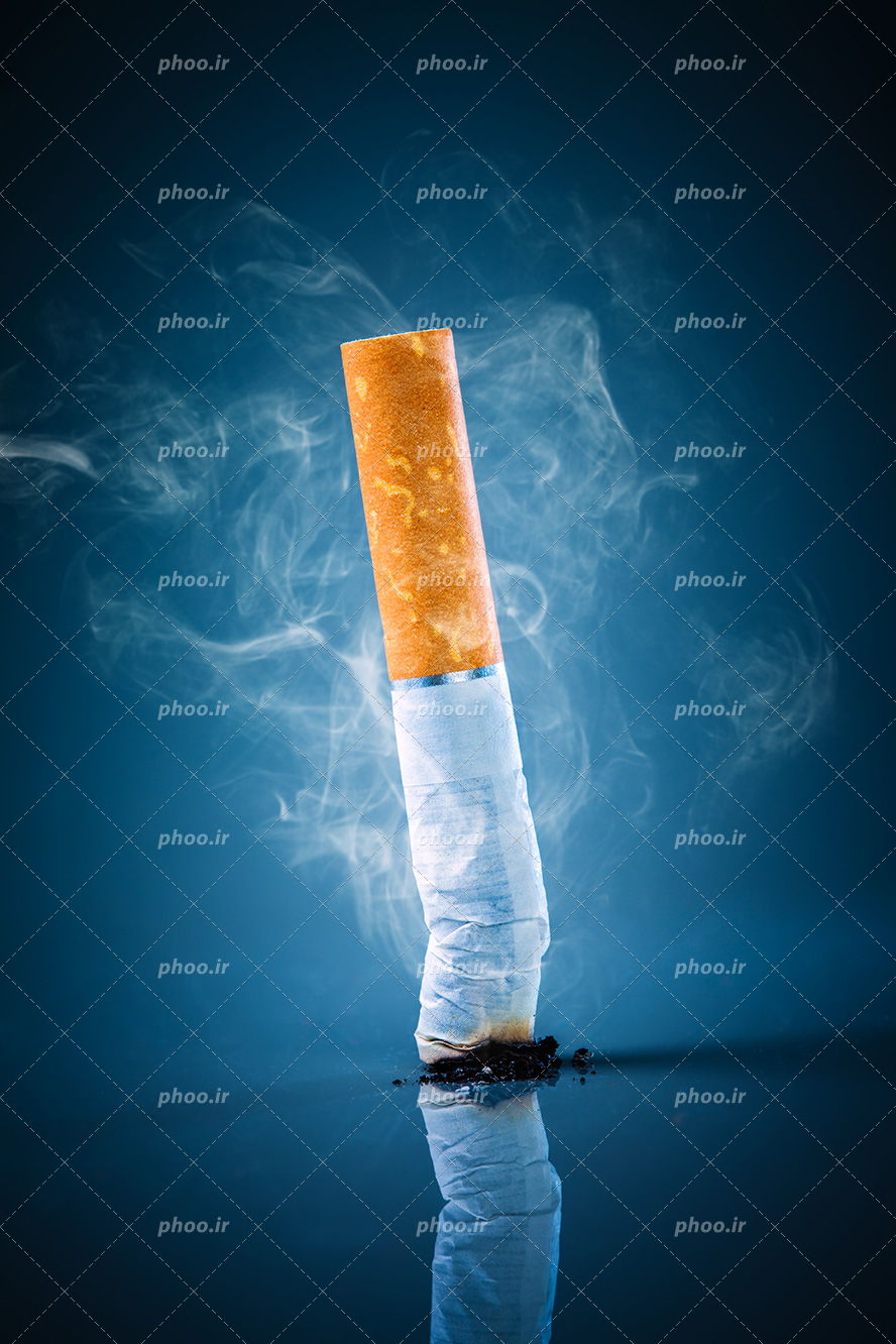 عکس با کیفیت سیگار خاموش شده و دود در اطراف سیگار در پس زمینه سرمه ای