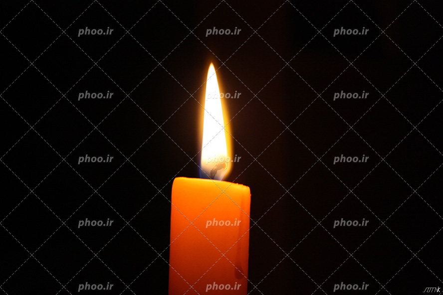 عکس با کیفیت یک شمع روشن از نمای نزدیک در پس زمینه مشکی