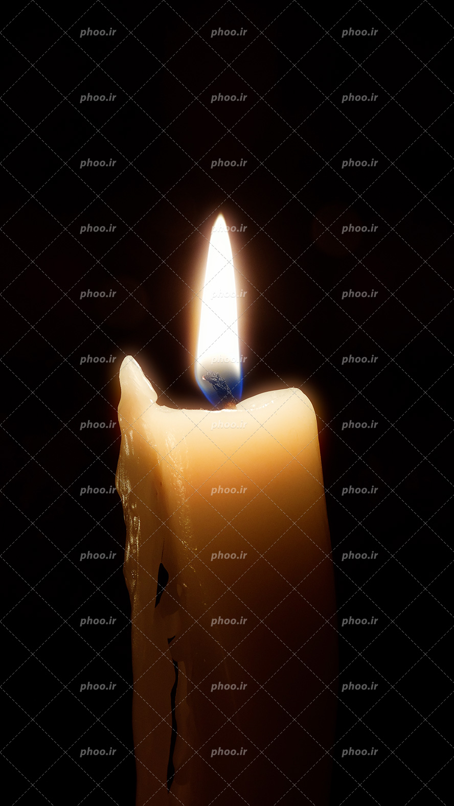 عکس با کیفیت شمع روشن در حال ذوب شدن از نمای نزدیک و در پس زمینه مشکی