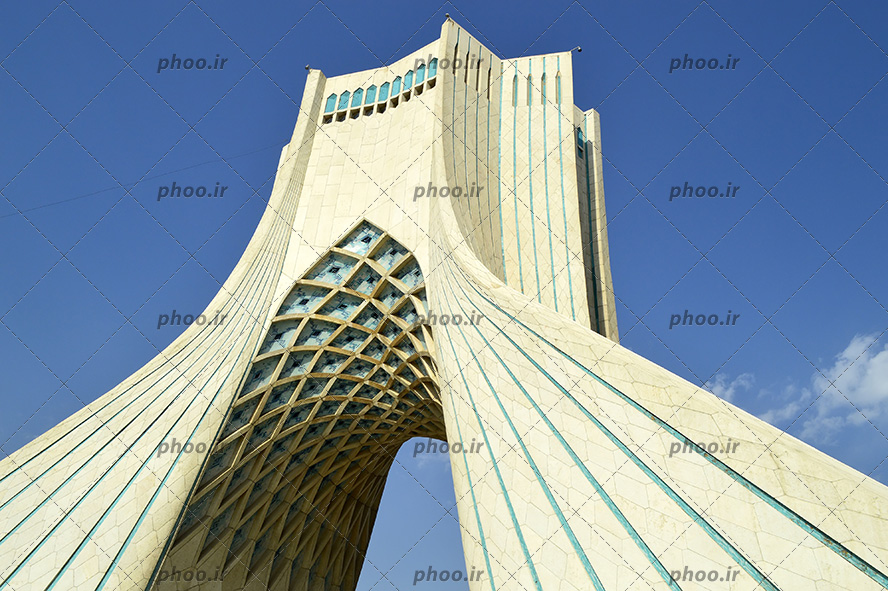 عکس با کیفیت میدان آزادی در تهران و آسمان آبی
