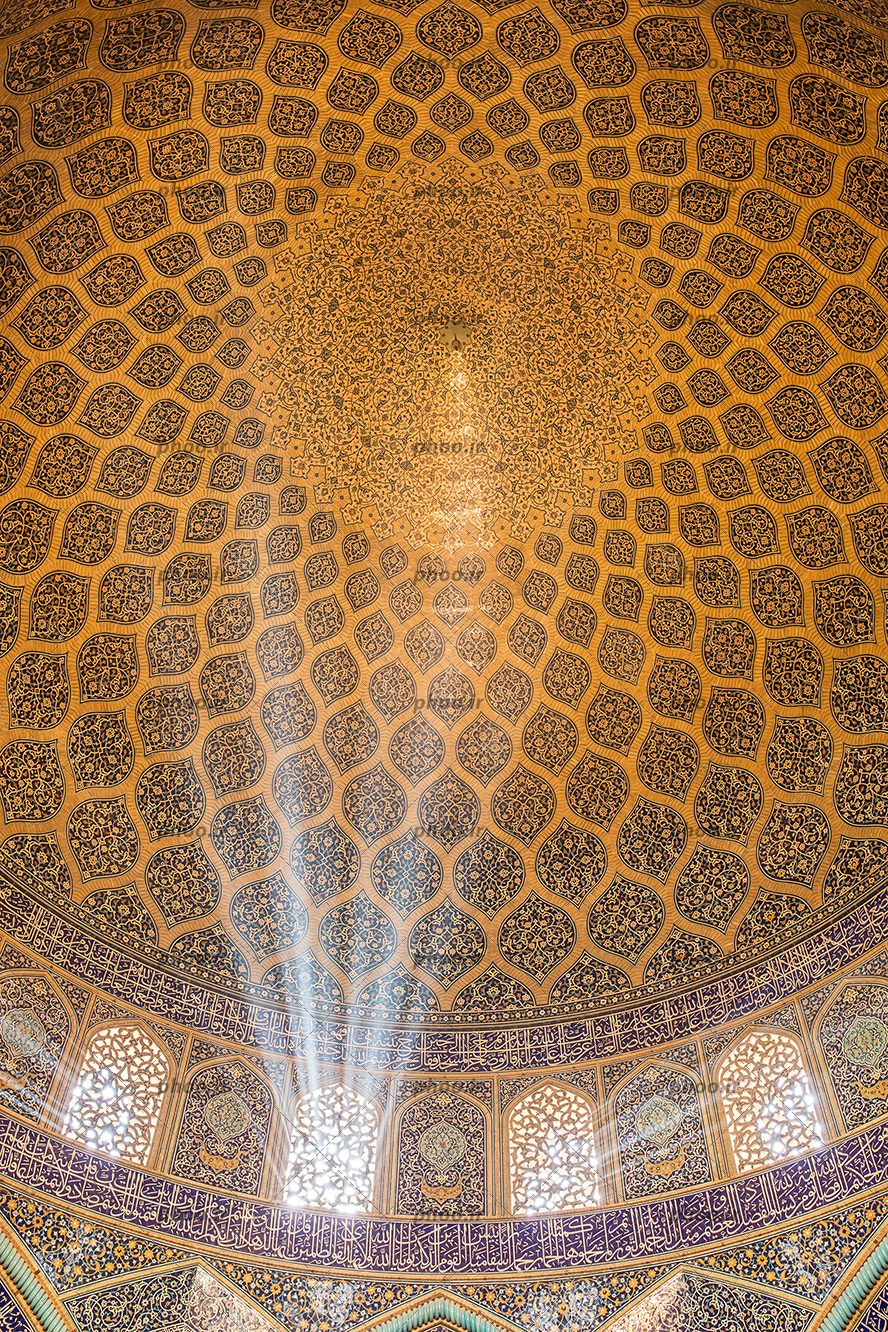 عکس با کیفیت سقف مسجد با نقوش هندسی و خط های اسلیمی و پنجره های منبت کاری شده