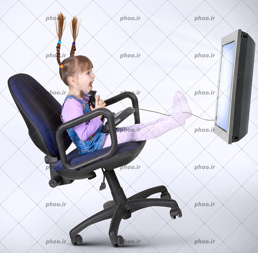 عکس با کیفیت کودک نشسته بر روی صندلی چرخدار و در حال بازی با دسته ی کامپیوتر و مانیتور در مقابل او و در حال جیغ کشیدن
