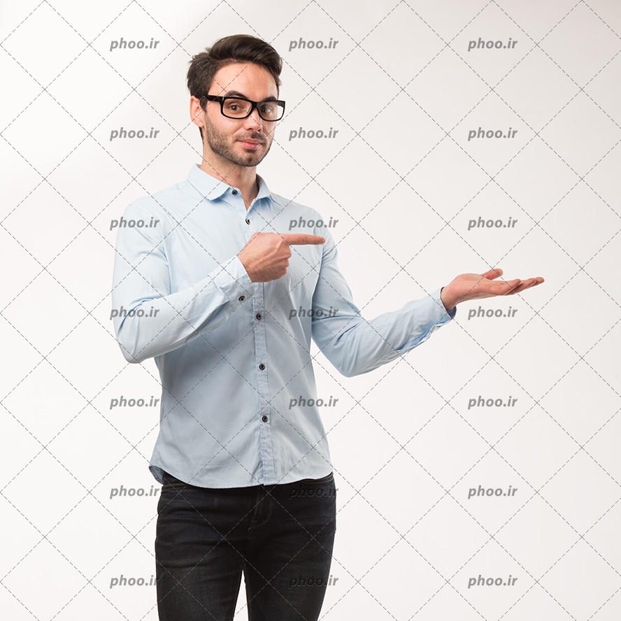 عکس با کیفیت مدل مرد با عینک و پیراهن آبی و شلوار مشکی در حال اشاره به دست خود