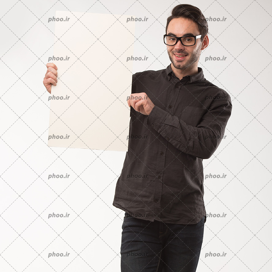 عکس با کیفیت مرد با عینک و پیراهن مشکی در حال نشان دادن برگه ی سفید