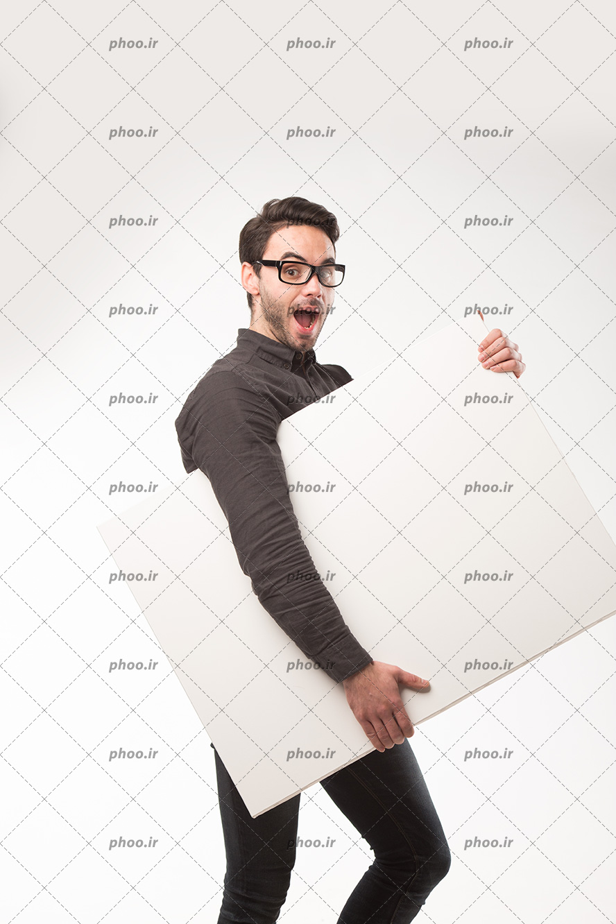 عکس با کیفیت مرد با چهره ی خوشحال در حال بردن کاغذ سفید بزرگ با خود