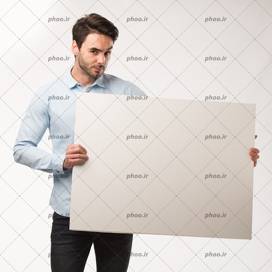 عکس با کیفیت کاغذ سفید بزرگ در دست کاراکتر مرد با پیراهن آبی و شلوار مشکی
