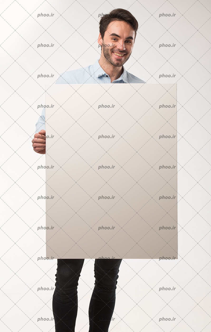 عکس با کیفیت مرد با لبخند زیبا و کاغذ بزرگ سفید در دستش
